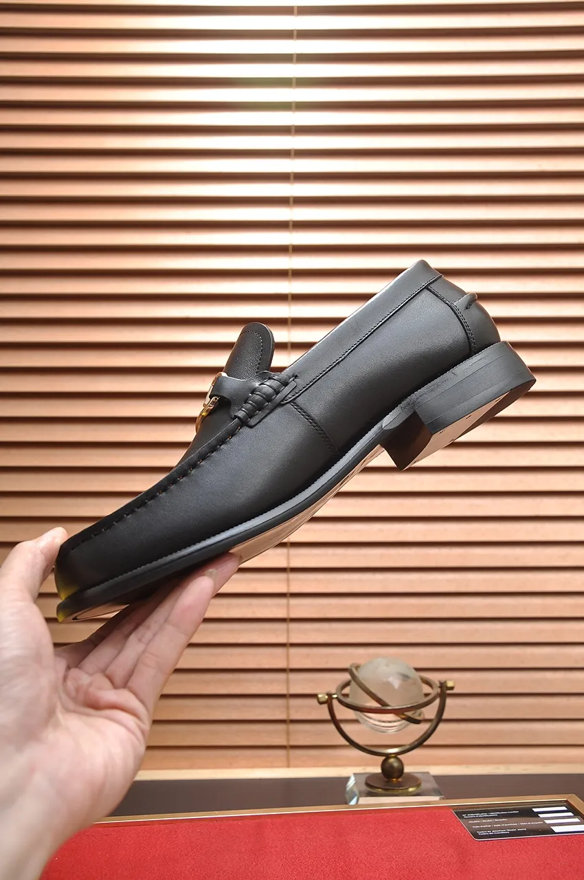 Men's shoes💰560💶[FENDI] The latest high-end men's shoes in Hong Kong! Original quality. The upper is made of imported cowhide material and cowhide lining! Super comfortable on the foot, original wear-resistant outsole, luxurious, fashionable, casual and versatile! Size: 38-45 (45 customized)